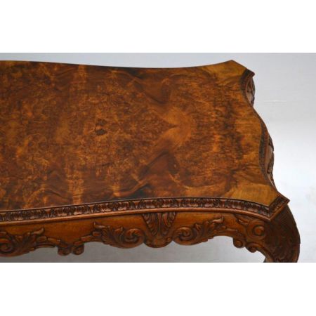 Antiker geschnitzter Nussbaum Couchtisch