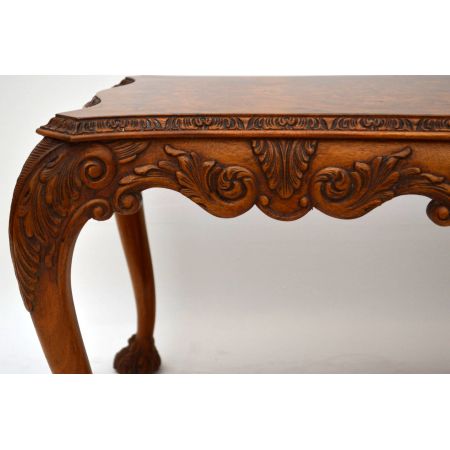 Antiker geschnitzter Nussbaum Couchtisch