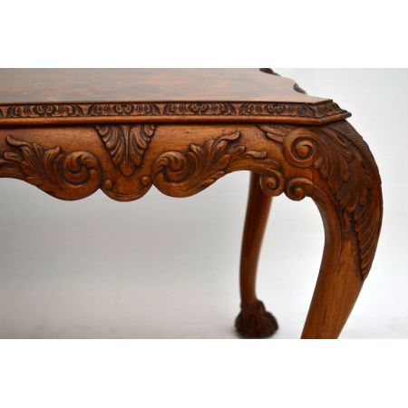 Antiker geschnitzter Nussbaum Couchtisch