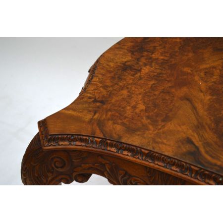 Antiker geschnitzter Nussbaum Couchtisch