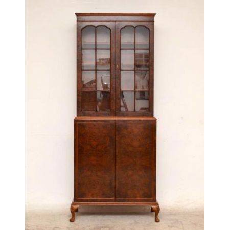 Ansprechender Bücherschrank mit Glastüren