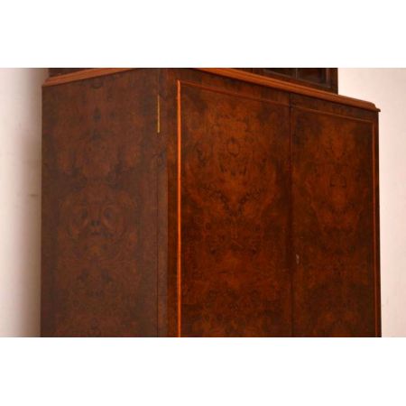 Ansprechender Bücherschrank mit Glastüren