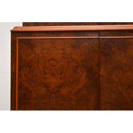 Ansprechender Bücherschrank mit Glastüren