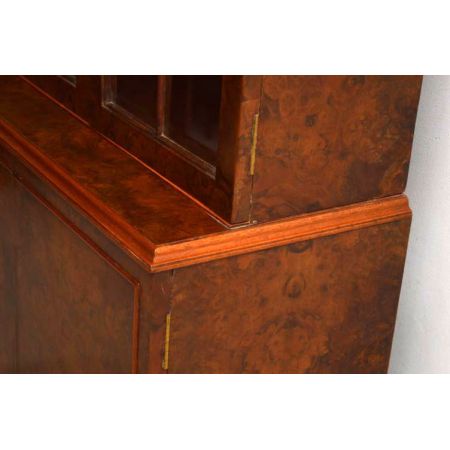 Ansprechender Bücherschrank mit Glastüren