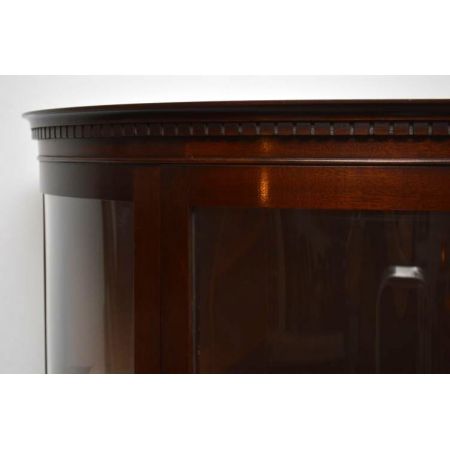 Antike Vitrine mit gebogener Front halbrund