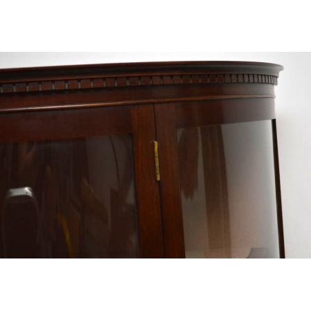 Antike Vitrine mit gebogener Front halbrund