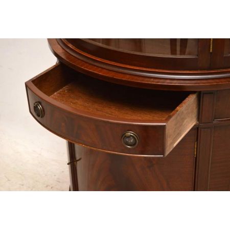 Antike Vitrine mit gebogener Front halbrund