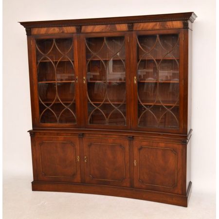 Gebogener Georgian Bücherschrank antik