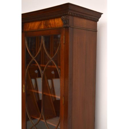 Gebogener Georgian Bücherschrank antik