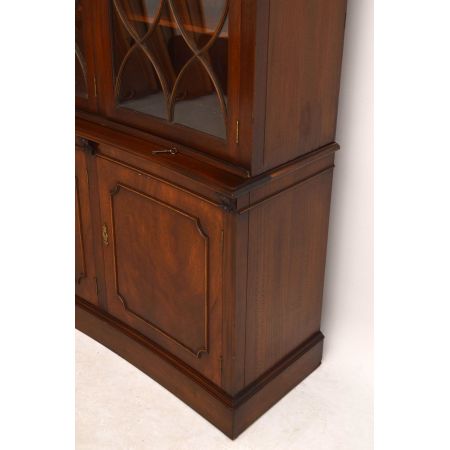 Gebogener Georgian Bücherschrank antik