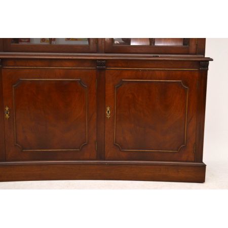 Gebogener Georgian Bücherschrank antik