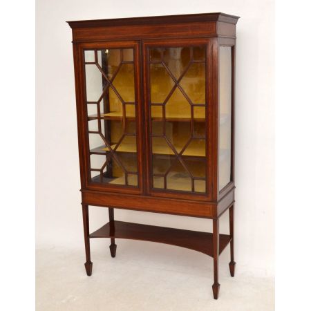 Elegante Vitrine Edwardian Style