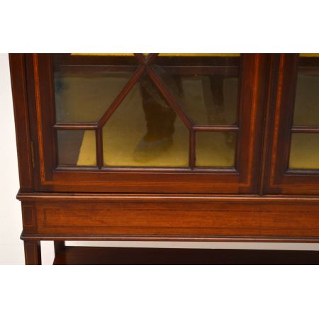 Elegante Vitrine Edwardian Style