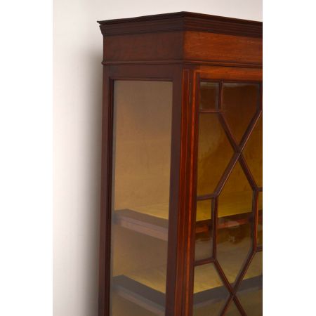 Elegante Vitrine Edwardian Style