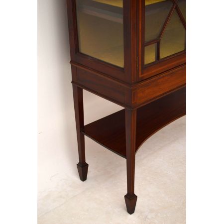 Elegante Vitrine Edwardian Style