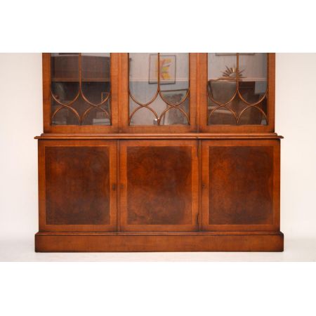 Großer Burr Walnuss Georgian Bücherregal