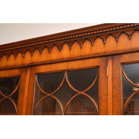 Großer Burr Walnuss Georgian Bücherregal