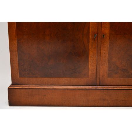 Großer Burr Walnuss Georgian Bücherregal