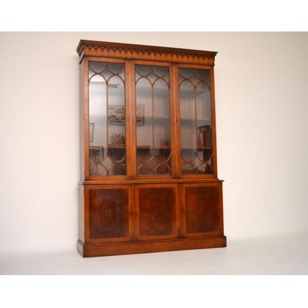Großer Burr Walnuss Georgian Bücherregal