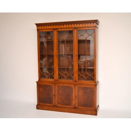 Großer Burr Walnuss Georgian Bücherregal