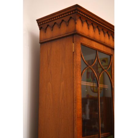 Großer Burr Walnuss Georgian Bücherregal