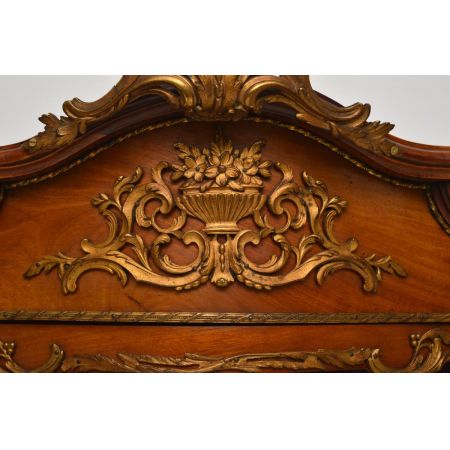 Antike französische vergoldete „Vernis Martin“ Vitrine