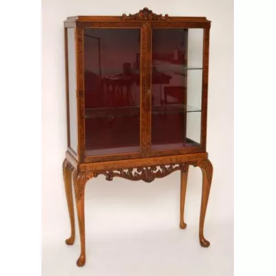 Antike Queen Anne Nussbaum Vitrine