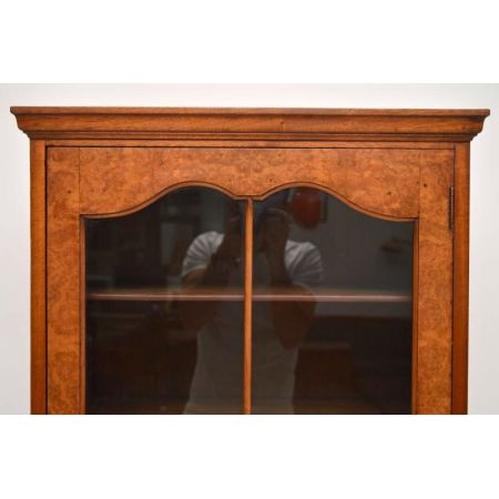 Antike Nussbaum Vitrine