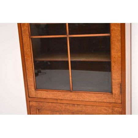 Antike Nussbaum Vitrine