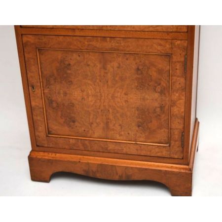 Antike Nussbaum Vitrine