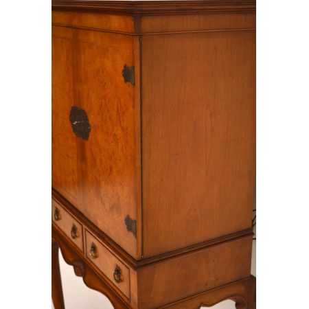 Antikes Burr Walnuss Cocktail Schrank