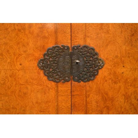 Antikes Burr Walnuss Cocktail Schrank