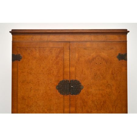 Antikes Burr Walnuss Cocktail Schrank