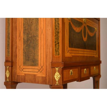 Antiker schwedischer neoklassischer Intarsien Gilt Schrank