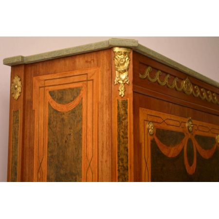 Antiker schwedischer neoklassischer Intarsien Gilt Schrank
