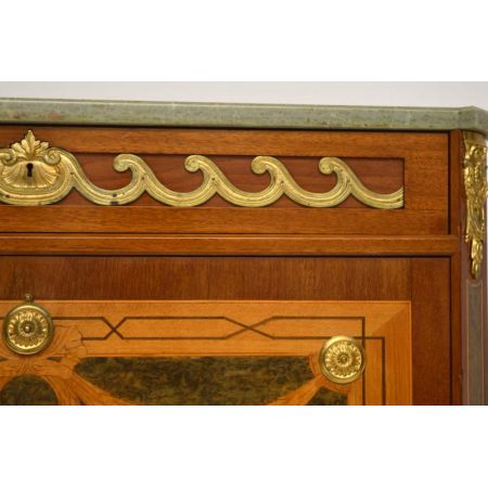 Antiker schwedischer neoklassischer Intarsien Gilt Schrank