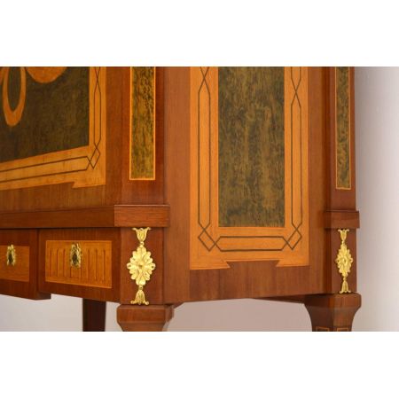 Antiker schwedischer neoklassischer Intarsien Gilt Schrank