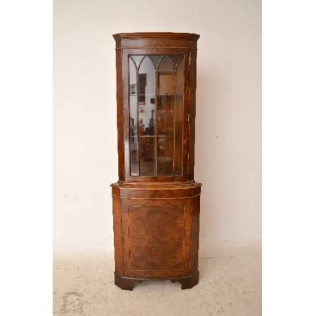 Antiikes  Georgian Stil  Nussbaum  Corner Cabinet 