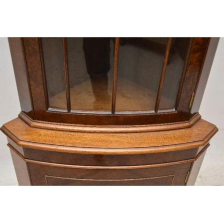 Antiikes  Georgian Stil  Nussbaum  Corner Cabinet 