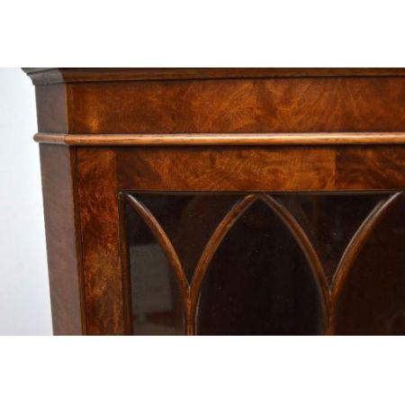 Antiikes  Georgian Stil  Nussbaum  Corner Cabinet 