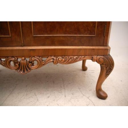 Antike  Queen Anne Style  Nussbaum  Cocktail Kabinet