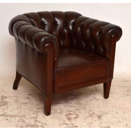 Antike Ledersessel mit Deep Buttons 