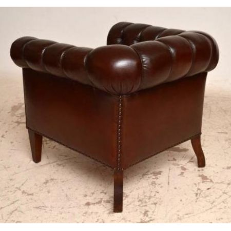 Antike Ledersessel mit Deep Buttons 