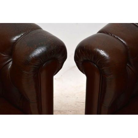 Antike Ledersessel mit Deep Buttons 