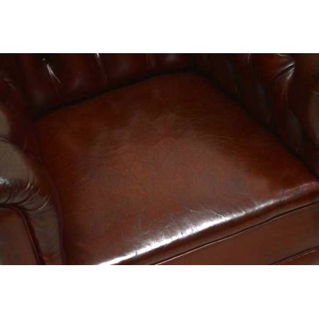Antike Ledersessel mit Deep Buttons 