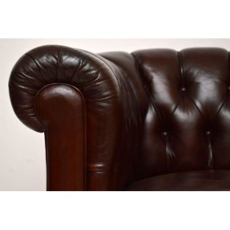 Antike Ledersessel mit Deep Buttons 