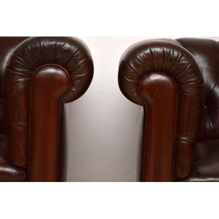 Antike Ledersessel mit Deep Buttons 