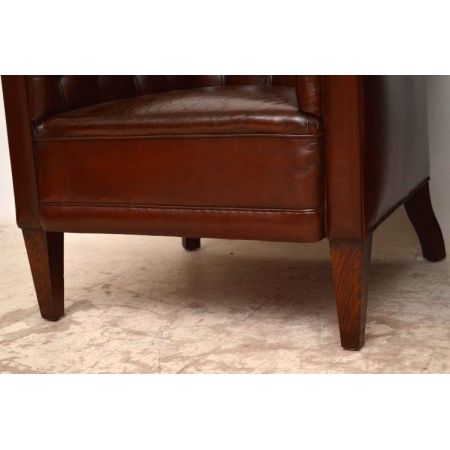 Antike Ledersessel mit Deep Buttons 