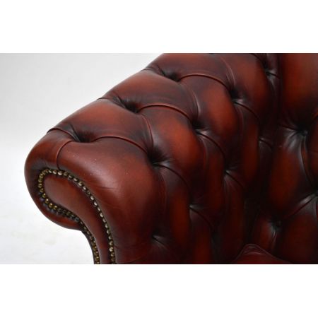 Antiker tief geknöpfter Ledersessel 