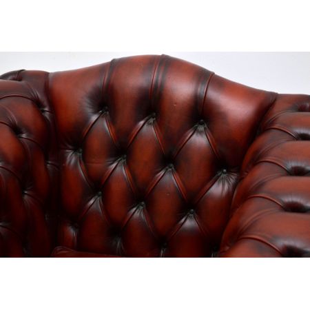 Antiker tief geknöpfter Ledersessel 